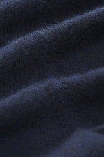 Nahaufnahme des FTC Feinstrick-Rollkragenpullovers navy aus Fair-Trade-Cashmere und Lyocell, fein gestrickt, Slim Fit, mit Rollkragen und Rippbündchen.