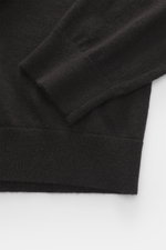 Nahaufnahme des FTC Feinstrick-Rollkragenpullovers dunkelbraun von oben, zeigt Slim Fit, anliegenden Rollkragen, Rippbündchen, feines Strickbild, geschmeidigen Griff, Mix aus Fair-Trade-Cashmere und Lyocell (SeaCell).