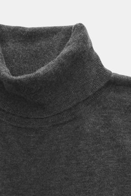 Nahaufnahme des FTC Feinstrick-Rollkragenpullovers dunkelgrau meliert von schräg oben, Mix aus Fair-Trade-Cashmere und Lyocell (SeaCell), geschmeidiger Griff, sehr feines Strickbild, Slim Fit, anliegender Rollkragen, komfortable Rippbündchen.
