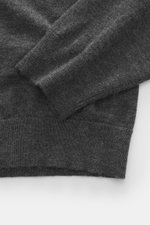 Nahaufnahme des FTC Feinstrick-Rollkragenpullovers dunkelgrau meliert von oben, zeigt Slim Fit, geschmeidigen Griff, feines Strickbild, anliegenden Rollkragen, Rippbündchen, Mix aus Fair-Trade-Cashmere und Lyocell.