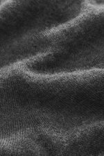 Nahaufnahme des FTC Feinstrick-Rollkragenpullovers dunkelgrau meliert, zeigt feines Strickbild, geschmeidigen Griff, Slim Fit, anliegenden Rollkragen und Rippbündchen, gefertigt aus Fair-Trade-Cashmere und Lyocell (SeaCell).