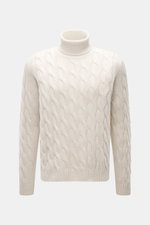 Moorer Rollkragenpullover 'Gordon' creme, frontal aus leichter Vogelperspektive, mit Zopfmuster, Woll-Cashmere-Mix, Regular Fit und flexiblem Rippbündchen.