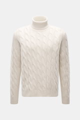 Moorer Rollkragenpullover 'Gordon' creme, frontal aus leichter Vogelperspektive, mit Zopfmuster, Woll-Cashmere-Mix, Regular Fit und flexiblem Rippbündchen.