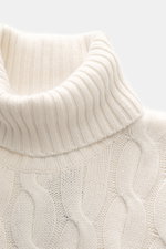 Nahaufnahme des Moorer Rollkragenpullovers 'Gordon' creme mit schwerem Zopfmuster, Rollkragen und flexiblem Rippbündchen, Perspektive von oben.