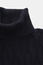 Nahaufnahme von Moorer Rollkragenpullover 'Gordon' navy, fotografiert von oben, zeigt schweren Woll-Cashmere-Mix mit Zopfmuster, weichem Griff, Regular Fit, anliegendem Rollkragen, flexiblen Rippbündchen, Made in Italy.