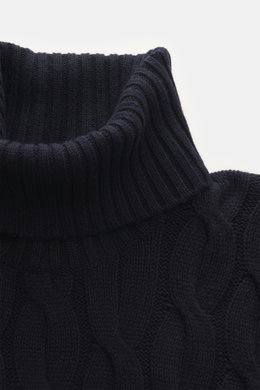 Nahaufnahme von Moorer Rollkragenpullover 'Gordon' navy, fotografiert von oben, zeigt schweren Woll-Cashmere-Mix mit Zopfmuster, weichem Griff, Regular Fit, anliegendem Rollkragen, flexiblen Rippbündchen, Made in Italy.