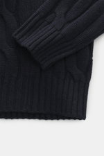 Nahaufnahme des navyfarbenen Moorer Rollkragenpullover 'Gordon' von oben, mit grobem Zopfmuster, weichem Woll-Cashmere-Mix, anliegendem Rollkragen und flexiblen Rippbündchen.