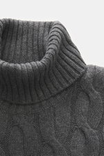 Nahaufnahme des Moorer Rollkragenpullover 'Gordon' dunkelgrau meliert aus Wolle-Cashmere-Mix mit grobem Zopfmuster und anliegendem Rollkragen, fotografiert von oben.