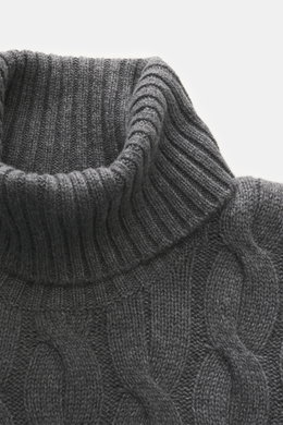 Nahaufnahme des Moorer Rollkragenpullover 'Gordon' dunkelgrau meliert aus Wolle-Cashmere-Mix mit grobem Zopfmuster und anliegendem Rollkragen, fotografiert von oben.