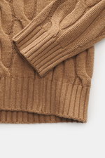 Moorer Rollkragenpullover 'Gordon' hellbraun, Detailaufnahme von oben, grobes Strickbild, klassisches Zopfmuster, weicher Woll-Cashmere-Mix, flexibles Rippbündchen.
