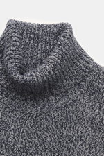 Nahaufnahme aus schräger Perspektive des Moorer Rollkragenpullover 'Dacre' weiß/navy meliert mit feinem Strick, Raglan-Ärmeln, Slim Fit, weichem Griff und elastischen Rippbündchen.