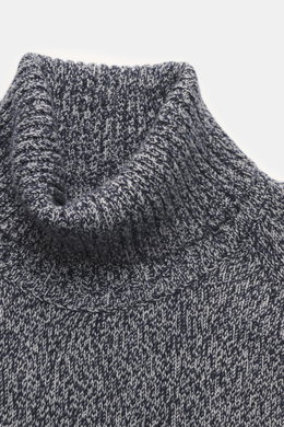 Nahaufnahme aus schräger Perspektive des Moorer Rollkragenpullover 'Dacre' weiß/navy meliert mit feinem Strick, Raglan-Ärmeln, Slim Fit, weichem Griff und elastischen Rippbündchen.
