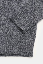 Moorer Rollkragenpullover 'Dacre' weiß/navy meliert, Detailaufnahme von Raglan-Ärmeln, feiner Woll-Cashmere-Strick in Melange-Optik.