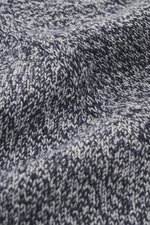 Nahaufnahme des feinen Stricks in Melange-Optik des Moorer Rollkragenpullover 'Dacre' weiß/navy meliert, Detailansicht der Woll-Cashmere-Mischung.