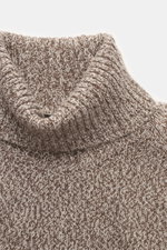 Nahaufnahme des anliegenden Rollkragens vom Moorer Rollkragenpullover 'Dacre' weiß/taupe meliert, feiner Strick in Melange-Optik, Raglan-Ärmel, Wolle-Cashmere-Mix, Slim Fit, elastische Rippbündchen, weich, fotografiert von oben.