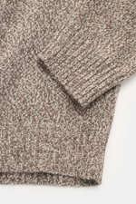 Moorer Rollkragenpullover 'Dacre' weiß/taupe meliert, Detailaufnahme von Raglan-Ärmel und elastischem Rippbündchen, feiner Woll-Cashmere-Mix.