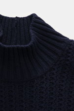 Closed Mock-Neck Pullover navy aus edlem Wollstrick mit markantem Strukturstrick, Regular Fit, Rippkragen und Rippbündchen, Detailaufnahme von oben.