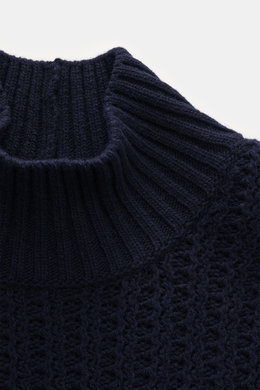 Closed Mock-Neck Pullover navy aus edlem Wollstrick mit markantem Strukturstrick, Regular Fit, Rippkragen und Rippbündchen, Detailaufnahme von oben.