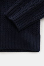 Nahaufnahme des Closed Mock-Neck Pullover navy aus edlem Wollstrick mit markantem Strukturstrick, Rippbündchen und anliegendem Rippkragen.