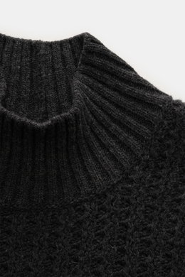 Nahaufnahme des Closed Mock-Neck Pullover dunkelgrau meliert aus edlem Wollstrick mit markantem Strukturstrick, Rippkragen und Rippbündchen, fotografiert von oben.
