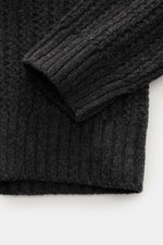 Nahaufnahme des Closed Mock-Neck Pullovers dunkelgrau meliert, Detailansicht von Rippbündchen und markantem Strukturstrick in leichter, schwerer Wollqualität.