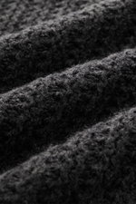 Nahaufnahme aus schräger Perspektive des Closed Mock-Neck Pullover dunkelgrau meliert mit edlem Wollstrick, markantem Strukturstrick und schwerem Strickbild.