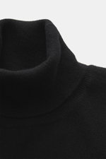 Nahaufnahme des BRAUN Hamburg Cashmere Rundhalspullover schwarz mit weichem, feinem Strick und Rundhalsausschnitt, seitliche Perspektive.