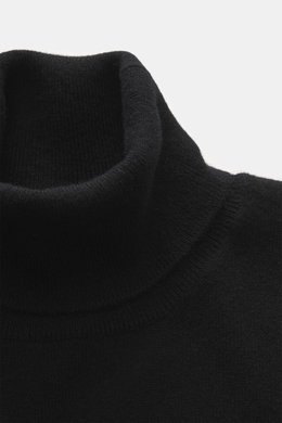 Nahaufnahme des BRAUN Hamburg Cashmere Rundhalspullover schwarz mit weichem, feinem Strick und Rundhalsausschnitt, seitliche Perspektive.