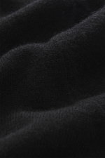 Nahaufnahme des feinen Strickbilds und der weichen Oberfläche des BRAUN Hamburg Cashmere Rundhalspullover schwarz aus reiner Cashmere-Faser.