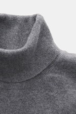 Nahaufnahme des BRAUN Hamburg Cashmere Rundhalspullover grau meliert von oben, feines Strickbild, weicher Griff, Slim Fit, Rundhalsausschnitt, Made in Italy.