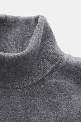 Nahaufnahme des BRAUN Hamburg Cashmere Rundhalspullover grau meliert von oben, feines Strickbild, weicher Griff, Slim Fit, Rundhalsausschnitt, Made in Italy.
