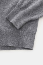 Nahaufnahme des Ärmel- und Bundbereichs vom BRAUN Hamburg Cashmere Rundhalspullover grau meliert, feiner Strick, Slim Fit, weicher Griff.