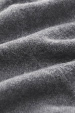 Nahaufnahme des BRAUN Hamburg Cashmere Rundhalspullover grau meliert aus feinem, weichem Strick mit flexiblem Rippbündchen, reine Cashmere-Qualität.