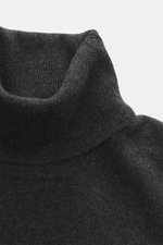 BRAUN Hamburg Cashmere Rundhalspullover dunkelgrau meliert, feines Strickbild, Slim Fit, Rundhalsausschnitt, flexible Rippbündchen, Detailfoto von oben, reiner Cashmere, sehr weicher Griff, Made in Italy.