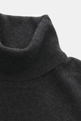 BRAUN Hamburg Cashmere Rundhalspullover dunkelgrau meliert, feines Strickbild, Slim Fit, Rundhalsausschnitt, flexible Rippbündchen, Detailfoto von oben, reiner Cashmere, sehr weicher Griff, Made in Italy.