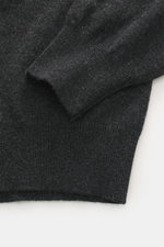 Nahaufnahme des Ärmels und Saums vom BRAUN Hamburg Cashmere Rundhalspullover dunkelgrau meliert, feines Strickbild, Slim Fit, weicher Griff, Made in Italy.