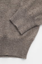 BRAUN Hamburg Cashmere Rundhalspullover taupe meliert, Detailaufnahme von Ärmel und Bund, feines Strickbild, Slim Fit, weicher Griff, reiner Cashmere, Made in Italy.