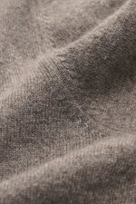 Nahaufnahme des feinen Strickbildes vom BRAUN Hamburg Cashmere Rundhalspullover taupe meliert, weicher Griff, reine Cashmerequalität.