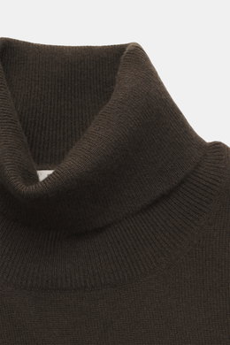 BRAUN Hamburg Cashmere Rundhalspullover dunkelbraun, Slim Fit, weicher Strick, Rundhalsausschnitt, flexible Rippbündchen, Detailaufnahme von oben.