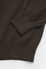 Nahaufnahme des Ärmels und Saums des BRAUN Hamburg Cashmere Rundhalspullover dunkelbraun, feiner Cashmere-Strick, Slim Fit, Rundhalsausschnitt, flexible Rippbündchen.