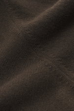 Nahaufnahme des feinen Strickbilds vom dunkelbraunen BRAUN Hamburg Cashmere Rundhalspullover, weich und in Slim Fit, aus reiner Cashmere gefertigt.