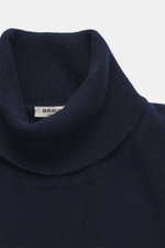 Nahaufnahme des navyfarbenen BRAUN Hamburg Cashmere Rundhalspullover in Slim Fit mit weichem, feinem Strick und Rollkragen, von oben fotografiert.