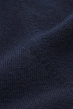 Nahaufnahme des feinen Strickbilds vom BRAUN Hamburg Cashmere Rundhalspullover navy, weicher Cashmere mit Slim Fit und flexiblen Rippbündchen, fotografiert in Detail-Perspektive.