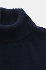 Nahaufnahme aus schräger Perspektive eines navyblauen 04651/ A trip in a bag Cashmere Rollkragenpullovers mit anliegendem Rollkragen, mittelfeinem Strickbild und weichem Griff.
