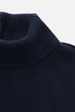 Nahaufnahme aus schräger Perspektive eines navyblauen 04651/ A trip in a bag Cashmere Rollkragenpullovers mit anliegendem Rollkragen, mittelfeinem Strickbild und weichem Griff.