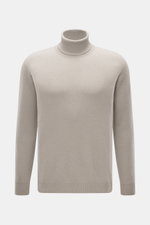 Frontaufnahme des 04651/ A trip in a bag Cashmere Rollkragenpullovers sand aus mittelfeinem Strick mit weichem Griff, Slim Fit, anliegendem Rollkragen und Rippbündchen.