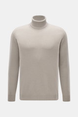 Frontaufnahme des 04651/ A trip in a bag Cashmere Rollkragenpullovers sand aus mittelfeinem Strick mit weichem Griff, Slim Fit, anliegendem Rollkragen und Rippbündchen.