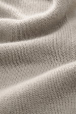 Nahaufnahme des mittelfeinen Strickbilds vom 04651/ A trip in a bag Cashmere Rollkragenpullover sand aus reinem Cashmere, Detailansicht.