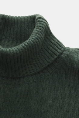 Nahaufnahme des anliegenden Rollkragens vom 04651/ A trip in a bag Cashmere Rollkragenpullover grün aus reinem Cashmere, mittelfeinem Strickbild.