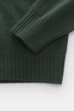 04651/ A trip in a bag Cashmere Rollkragenpullover grün, Detailaufnahme von Ärmel und Bund, mittelfeines Strickbild, weicher Griff, Slim Fit, anliegender Rollkragen, komfortable Rippbündchen, reiner Cashmere, ideal für kühle Tage.